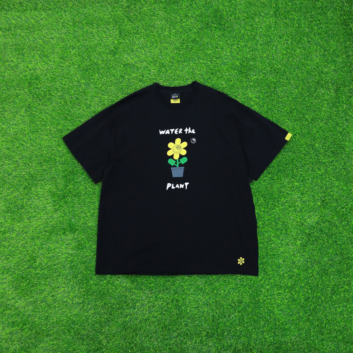 BLOOM TSHIRT | BLACK, Short sleeve, Oversized Fit, Ribbed crewneck, Yellow woven flag logo at the left sleeve, Collaboration with Smiley Color: Black, Material: 100% Cotton