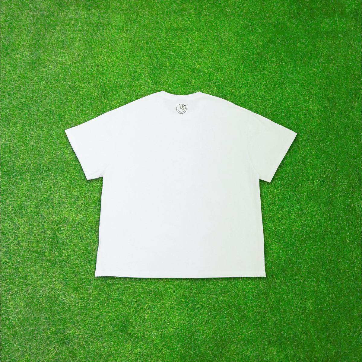 BASE TSHIRT | WHITE, Short sleeve, Oversized Fit, Ribbed crewneck, Yellow woven flag logo at the left sleeve, Collaboration with Smiley, Color: White, Material: 100% Cotton